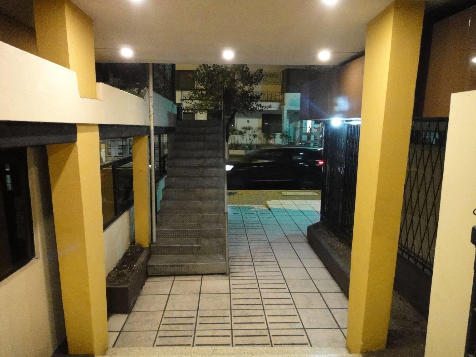 Alston Inn Hotel キト エクステリア 写真